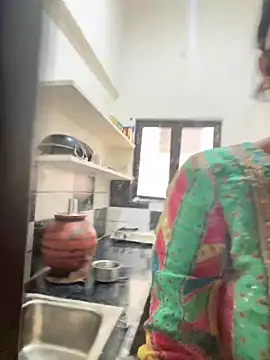 Pooja_Love143: διαδικτυακό σόου στην κάμερα