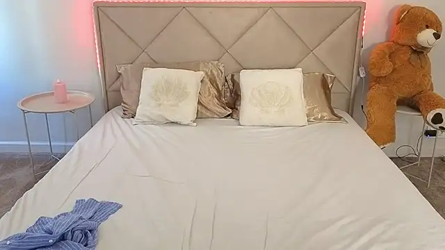 Show modela MikaFoxy na web-kameri