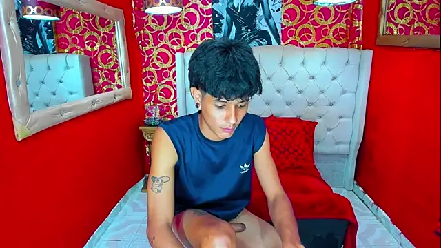 straightyoungpein: διαδικτυακό σόου στην κάμερα