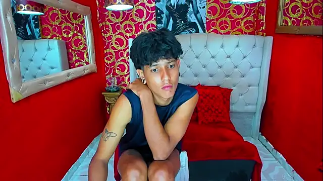 Show modela straightyoungpein na web-kameri