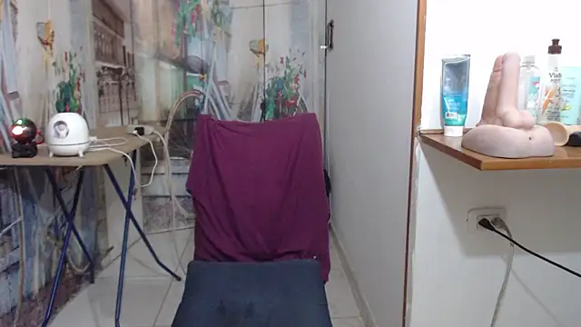 curly_greeneyed's Live XXX Chat