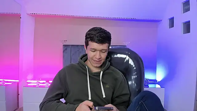 ken_col: διαδικτυακό σόου στην κάμερα