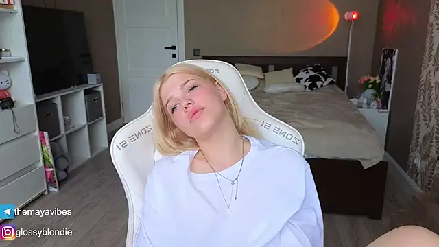 Maya_Rave Chat XXX in diretta