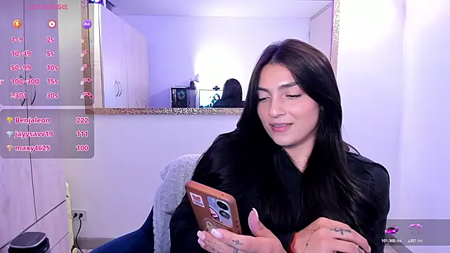 Show modela EricaVanderhill na web-kameri