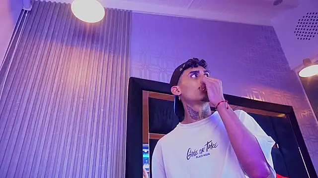 Dark_Eros_: διαδικτυακό σόου στην κάμερα