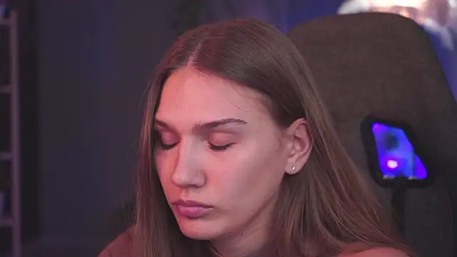 Sweet_Emilya élő XXX-chatje