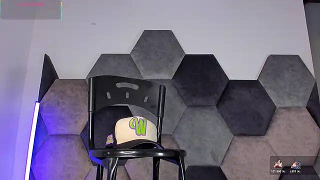 Latrellx7: διαδικτυακό σόου στην κάμερα