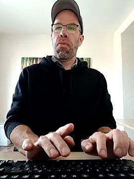 Chatroom XXX en direct de DaddyHarry_MatureStallion