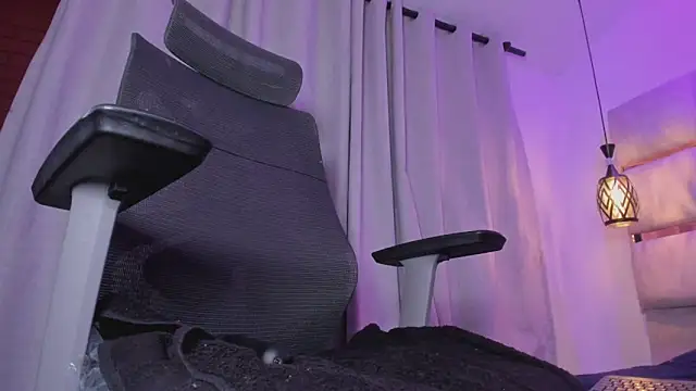 shineevg: διαδικτυακό σόου στην κάμερα