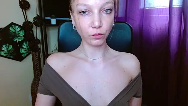 EmillyPlay: απευθείας συνομιλία ΧΧΧ