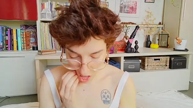 Charlotte-petite: онлайн-секс-чат