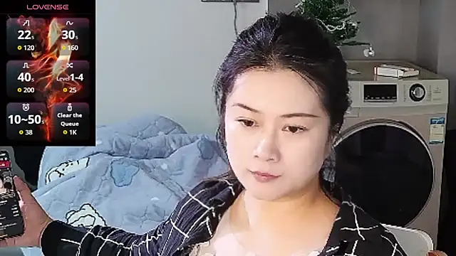 mo-mo-69 Live XXX Chat