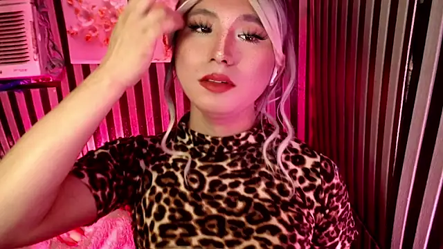 HoresCOCKLUCY: διαδικτυακό σόου στην κάμερα