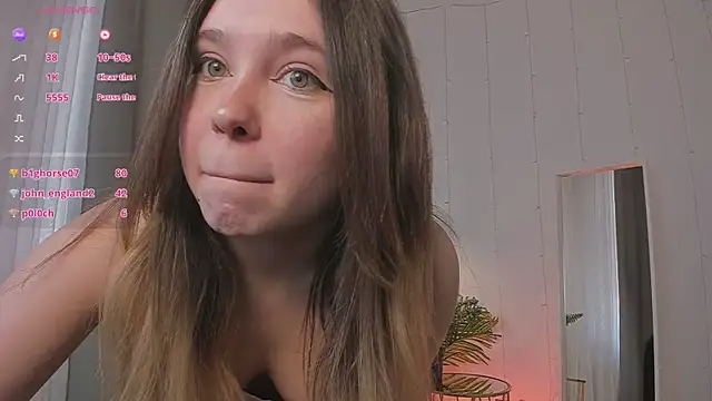 Lina_Glow: διαδικτυακό σόου στην κάμερα