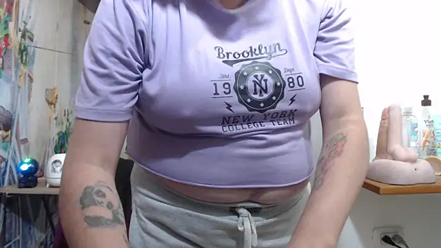 curly_greeneyed Chat XXX in diretta