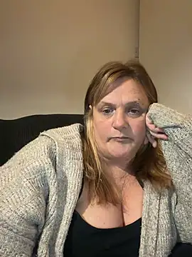 Busty-GilfQuinn 现场XXX聊天