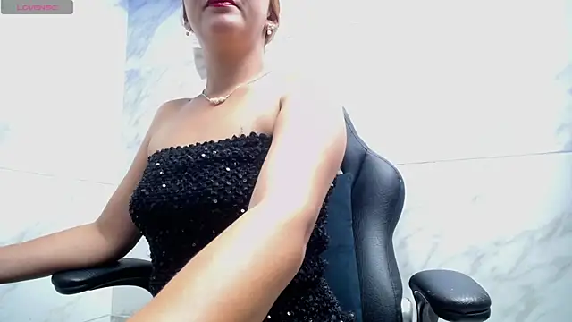 Chat +18 de kyra_jeet ao vivo