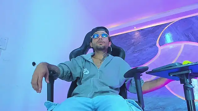 Josh_Hot_Sex: διαδικτυακό σόου στην κάμερα