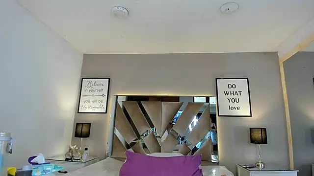 Chat +18 de cellestehot ao vivo