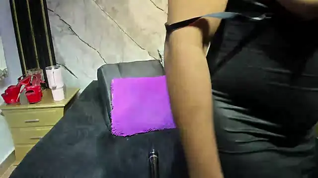 XXX chat uživo modela Niyirey1