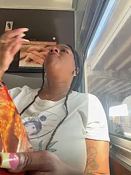 CoCoGoddess_: διαδικτυακό σόου στην κάμερα