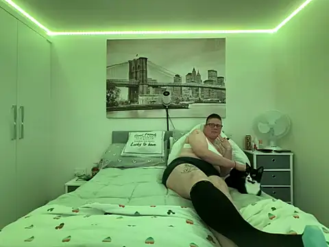 Curvy-Jinx Live XXX-chat