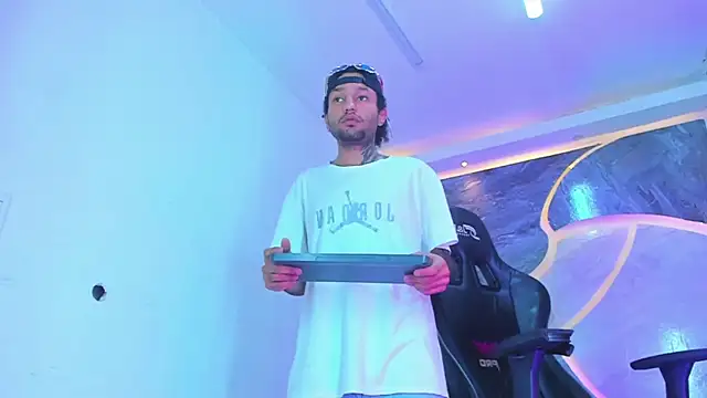 Pokazy przed kamerką – Josh_Hot_Sex