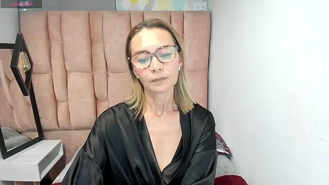 Chat +18 de Issa_Milf__ ao vivo