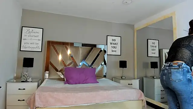 Chat +18 de cellestehot ao vivo