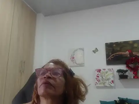 BustyMilf_ Show in webcam