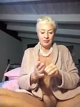 divinaerotica Adlı Modelin Canlı XXX Sohbeti