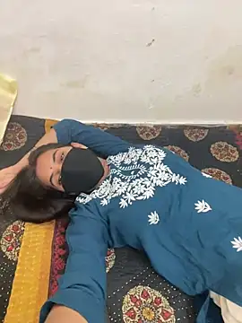 Pooja_Love143: διαδικτυακό σόου στην κάμερα