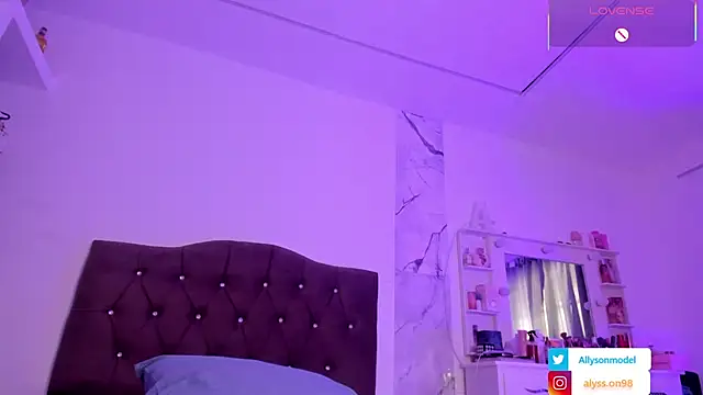 alysson_18 Adlı Modelin Canlı XXX Sohbeti