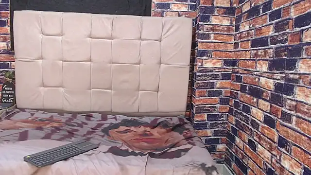 Show de mellaniemonroe303av na webcam