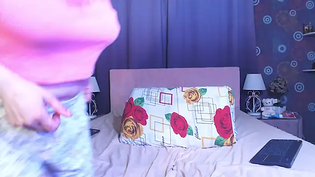 SquirtyAlice live XXX chat