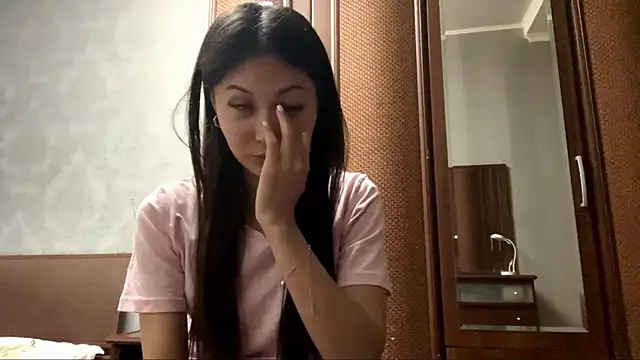 MiaPoison live XXX chat