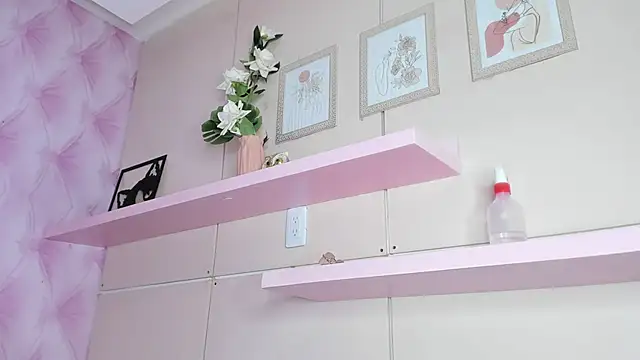 TaniaBellini's Live XXX Chat