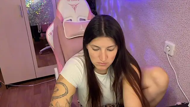 Katrin__kiss Adlı Modelin Canlı XXX Sohbeti