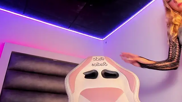 adhalee_js' Live XXX Chat