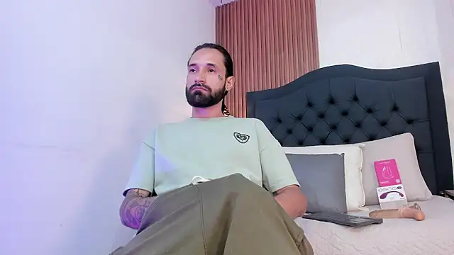 Hisoka_011: διαδικτυακό σόου στην κάμερα