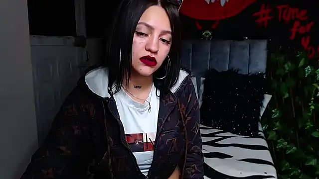 Violettasquirt: онлайн-секс-чат