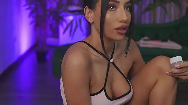 GinaValentinna Chat XXX live