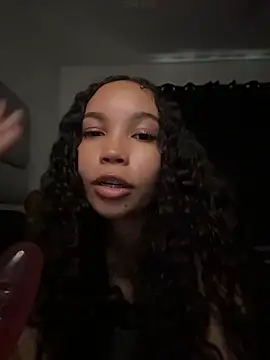 nikkiloveee Show in webcam