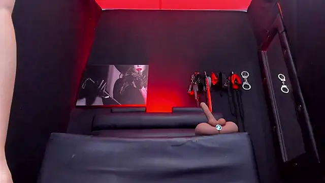 Chatroom XXX en direct de MiaaNoir