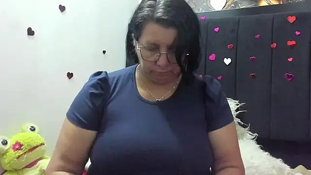 Evaaross_2345 即時 XXX 聊天