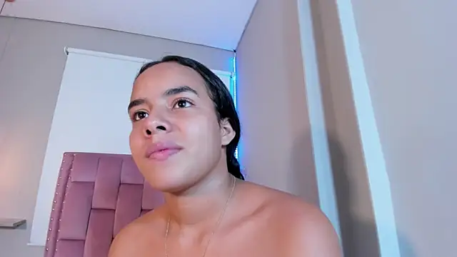 Chat +18 de Roxy_Stonee ao vivo