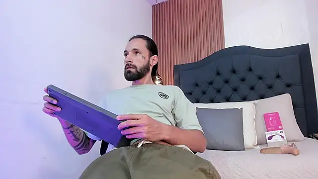 Hisoka_011 Webcam-Show