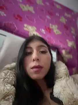 Show de ariella_11 na webcam