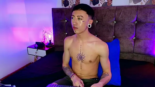 Yoshua_Smith: διαδικτυακό σόου στην κάμερα