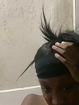 HennessyBaby21's Live XXX Chat